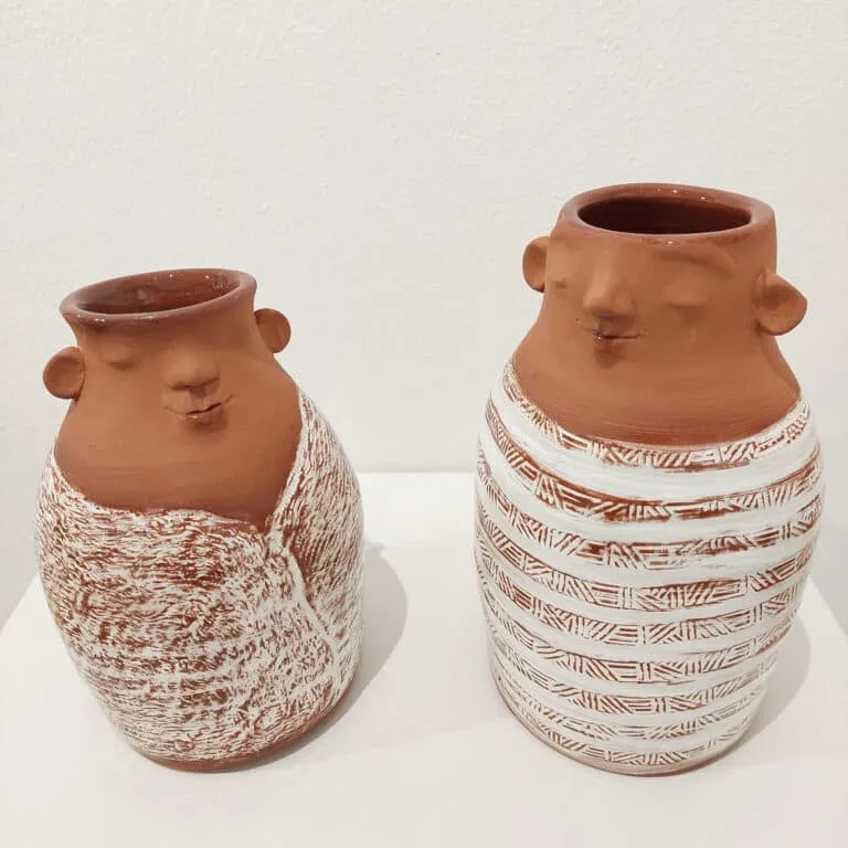 Eva Ronnevig Tonskulpturen, Vasen Ton, teilweise glasiert Höhe14-20 cm