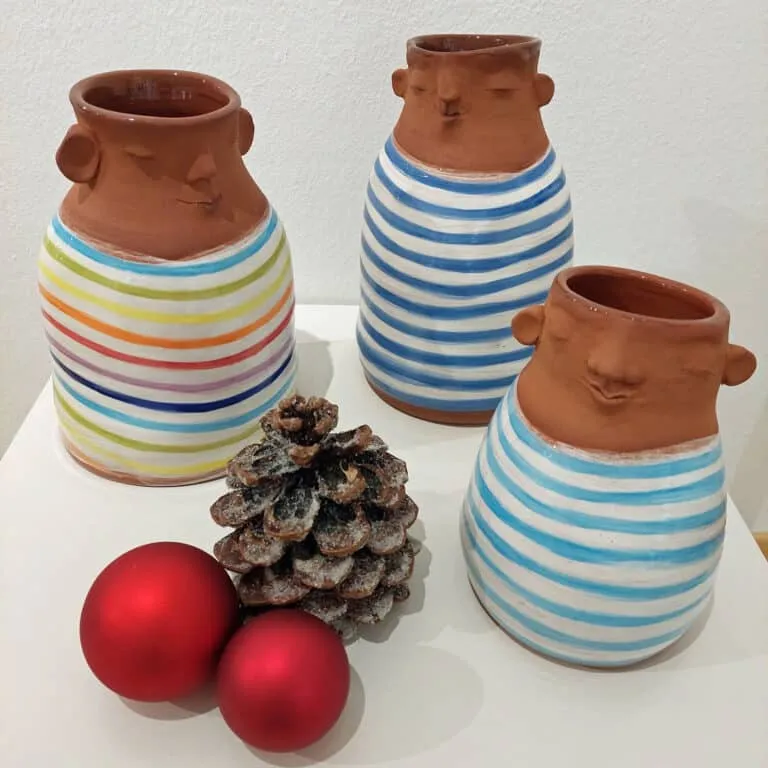 Eva Ronnevig Tonskulpturen, Vasen Ton, teilweise glasiert Höhe14-20 cm