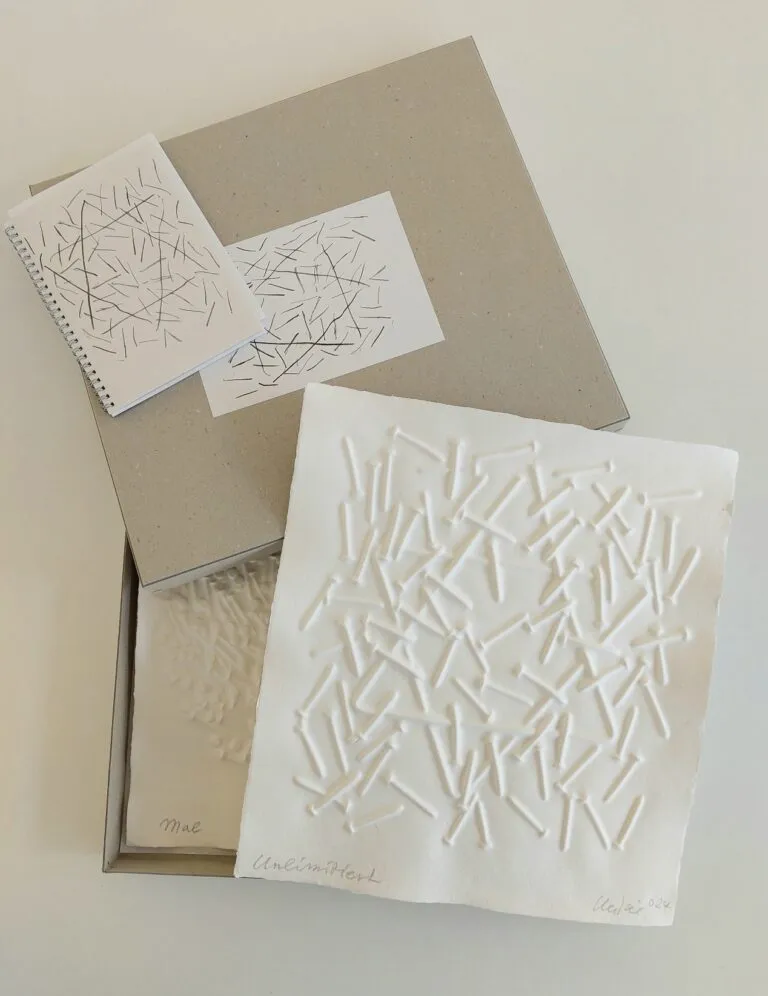 Günther Uecker Benefizgrafiken für das Lilli Marx Haus Düsseldorf MAL und UNLIMITIERT jeweils 41 x 37 cm Mappe mit 2 Prägedrucken und 2 Broschüren, gefasst in einer nachhaltigen Verpackung aus Karton.