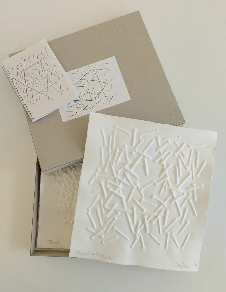 Günther Uecker Benefizgrafiken für das Lilli Marx Haus Düsseldorf MAL und UNLIMITIERT jeweils 41 x 37 cm Mappe mit 2 Prägedrucken und 2 Broschüren, gefasst in einer nachhaltigen Verpackung aus Karton.