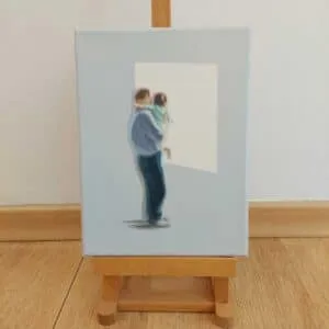 Sun Yun Park Peoplescape, Nr. 33 Öl auf Leinwand 24x18 cm Unikat. Ein Vater, der ein Kind auf seinem Arm trägt, steht am Fenster und schaut gemeinsam mit dem Kind hinaus. Das Bild dteht auf einer kleinen Staffelei.