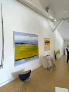 Foto von den Aufbauarbeiten der Ausstellung mit Bildern von Puck Steinbrecher und Objekten von Basilius Kleinhans in der Galerie in Brunnthal