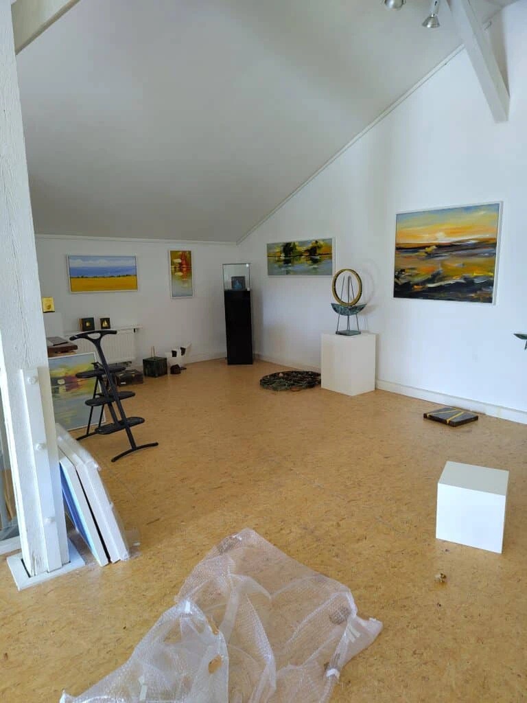 Foto von den Aufbauarbeiten der Ausstellung mit Bildern von Puck Steinbrecher und Objekten von Basilius Kleinhans in der Galerie in Brunnthal