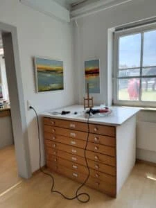 Foto von den Aufbauarbeiten der Ausstellung mit Bildern von Puck Steinbrecher und Objekten von Basilius Kleinhans in der Galerie in Brunnthal