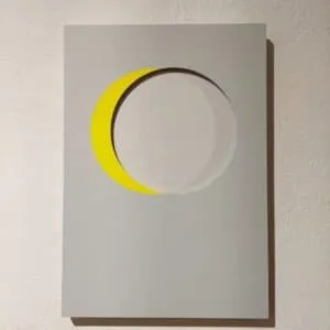 Daisuke Ogura Color Density 2024 Acrylfarbe auf Holz, Schwarzweißfotografie (Gelb-Lichtgrau) 30 x 21 cm