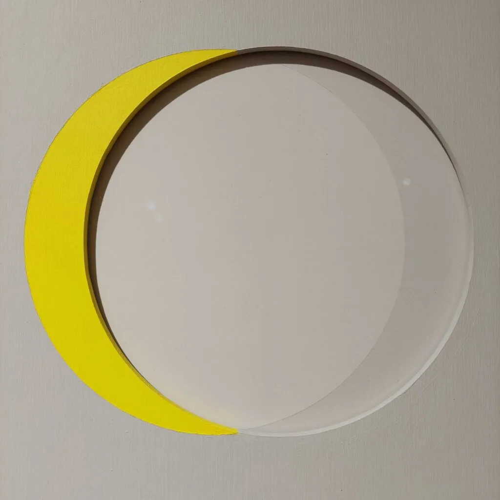 Daisuke Ogura Color Density 2024 Acrylfarbe auf Holz, Schwarzweißfotografie (Gelb-Lichtgrau) 30 x 21 cm