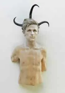 Leo Ferdinando Demetz Krieger II Lindenholz, Farbe, Gamshorn 63 cm Unikat