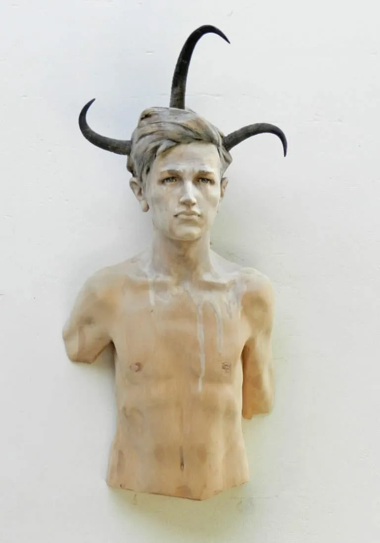 Leo Ferdinando Demetz Krieger II Lindenholz, Farbe, Gamshorn 63 cm Unikat