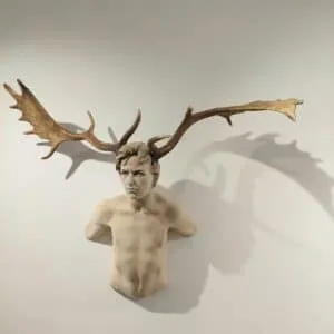 Leo Ferdinando Demetz Junger Krieger Lindenholz, Farbe, Geweih vom Damwild Höhe ca. 90 cm Unikat
