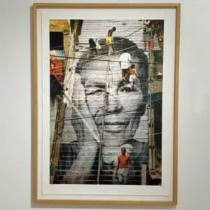 JR Women Are Heroes, Rio de Janeiro, Brasilien, 2022 70 x 100 cm Original-Farblithografie in 18 Farben Auflage 250 Exemplare signiert und nummeriert