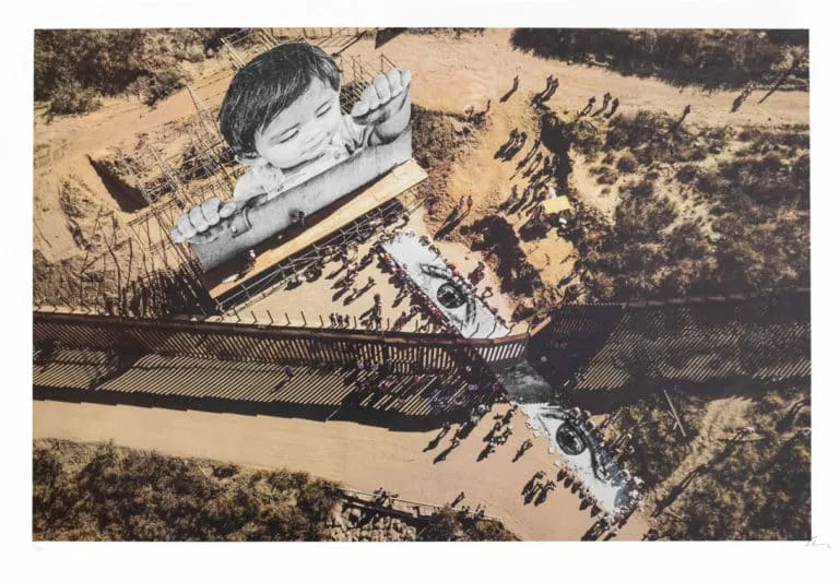 JR Migrants, Mayra, Picnic across the border, General View, Tecate, Mexico - U.S.A., 2022 70 x 100 cm Original-Farblithografie in 18 Farben Auflage 250 Exemplare signiert und nummeriert