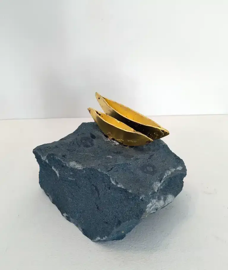 Basilius Kleinhans Fragment eines Sonnenstrahls Bronze, Blattgold, Anröchter Stein 11 x 16 x 16 cm Unikat