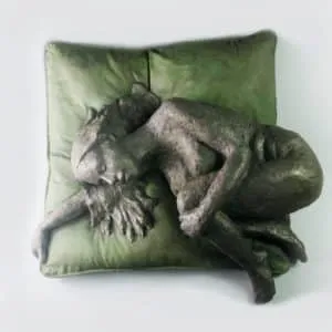 Susanne Kraißer Mein Kissen I, 2021 Bronze Maße 43x42x16 cm