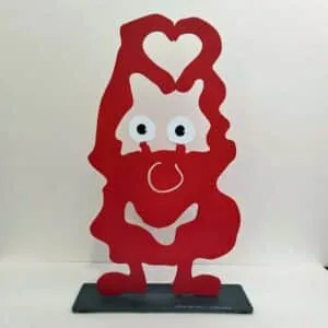 Patrick Preller Love it! Objekt aus rot lackierterm Stahl. Das Monster hält die Arme über dem Kopf und formt mit den Händen ein Herz.
