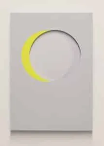 Daisuke Ogura Color Density 2024 Acrylfarbe auf Holz, Schwarzweißfotografie (Gelb-Lichtgrau) 30 x 21 cm