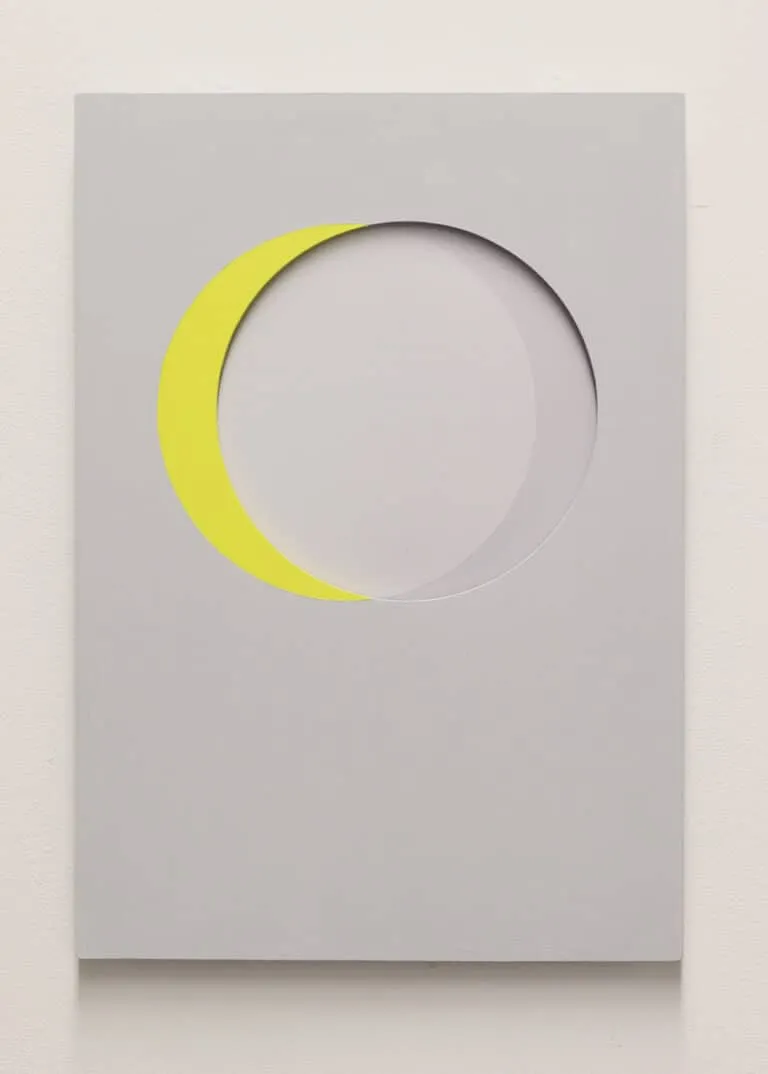 Daisuke Ogura Color Density 2024 Acrylfarbe auf Holz, Schwarzweißfotografie (Gelb-Lichtgrau) 30 x 21 cm