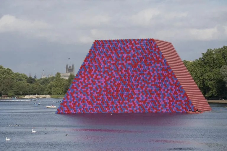 Christo London Mastaba Original-Fotografie von Wolfgang Volz Motiv 1, 2018 von beiden Künstlern handsigniert 70 x 100 cm 15 nummerierte Exemplare