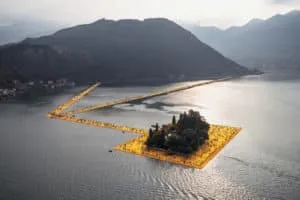 Christo & Jeanne-Claude, Wolfgang Volz The Floating Piers, Lago d’Iseo Original-Fotografie von Wolfgang Volz von beiden Künstlern handsigniert 72 x 108 cm 7 nummerierte Exemplare zzgl. E.A. WV 16, 2016