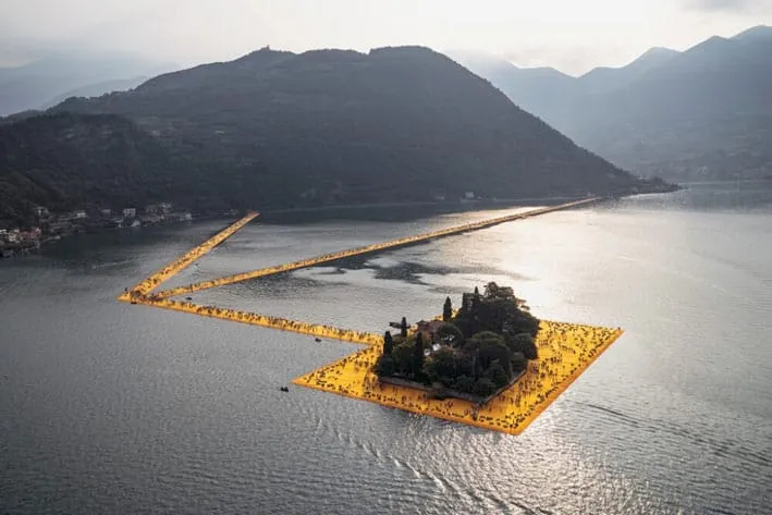 Christo & Jeanne-Claude, Wolfgang Volz The Floating Piers, Lago d’Iseo Original-Fotografie von Wolfgang Volz von beiden Künstlern handsigniert 72 x 108 cm 7 nummerierte Exemplare zzgl. E.A. WV 16, 2016