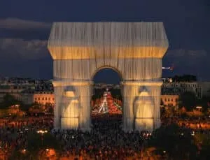 Christo Paris Arc de Triomphe Original-Fotografie von Wolfgang Volz Motiv 5, 2021 von Wolfgang Volz handsigniert und nummeriert 70 x 91,7 cm 7 Exemplare zzgl. 2 A.P.