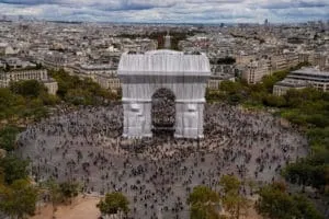 Christo Paris Arc de Triomphe Original-Fotografie von Wolfgang Volz Motiv 11, 2021 von Wolfgang Volz handsigniert und nummeriert 100 x 150 cm 3 Exemplare zzgl. 2 A.P.