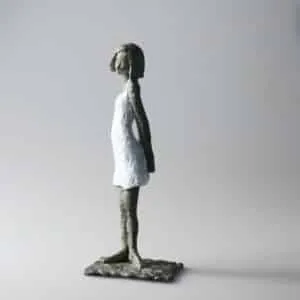 Susanne Kraißer Mädchen mit Mini LIII Bronze 6 x 5 x 15 cm Auflage 18 Ex.
