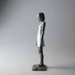 Susanne Kraißer Mädchen mit Mini LVIII Bronze 6 x 5 x 15 cm Auflage 18 Ex.