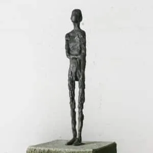 Susanne Kraißer Tanz Am Abgrund III Bronze, Beton, Stahl 20 x 20 x 147 cm Auflage 18 Ex.