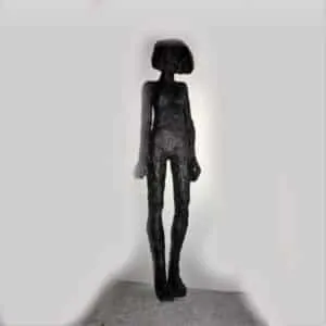 Susanne Kraißer Tanz Am Abgrund XXII Bronze, Beton, Stahl 20 x 20 x 147 cm Auflage 18 Ex.