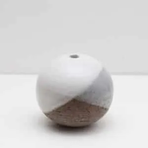 Daisuke Ogura Kugelvase - Schwarz-Weiß Glasierte Keramik, 2025 6 x 7 x 7 cm