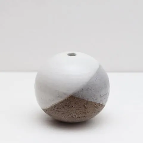 Daisuke Ogura Kugelvase - Schwarz-Weiß Glasierte Keramik, 2025 6 x 7 x 7 cm