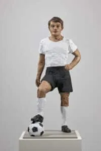 Stephan Balkenhol Fußballliebe, 2024 Bronzeskulptur, patiniert und bemalt 68 x 29 x 29 cm Aufl. 40 arab., 5 röm., zzgl. e.a.