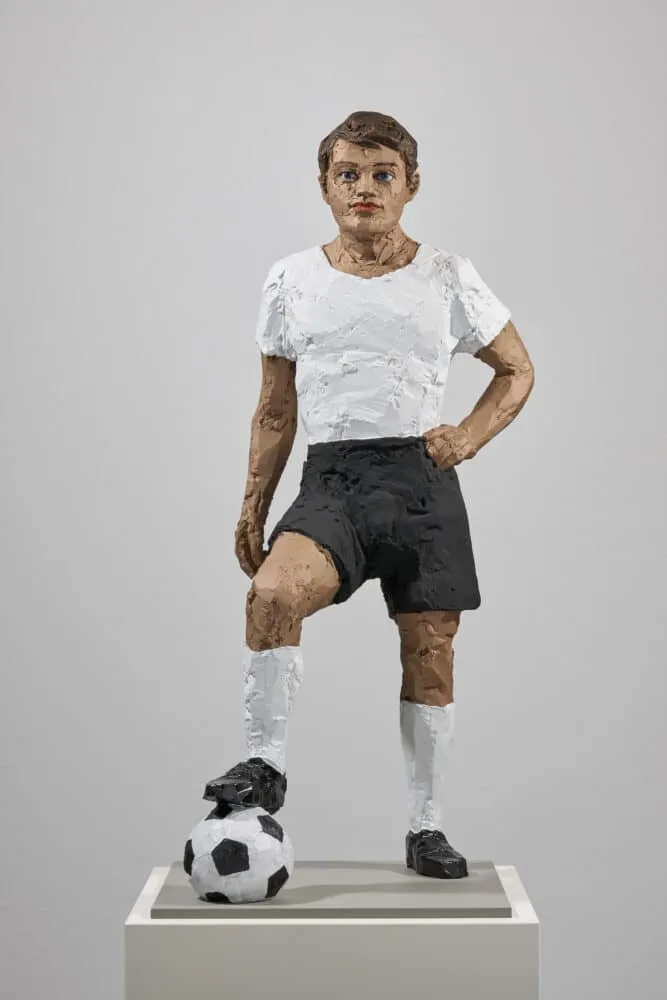 Stephan Balkenhol Fußballliebe, 2024 Bronzeskulptur, patiniert und bemalt 68 x 29 x 29 cm Aufl. 40 arab., 5 röm., zzgl. e.a.