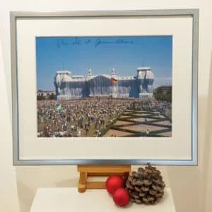 Christo & Jeanne-Claude Wrapped Reichstag, 1995 Fotodruck, handsigniert von Christo & Jeanne-Claude 44 x 53 cm