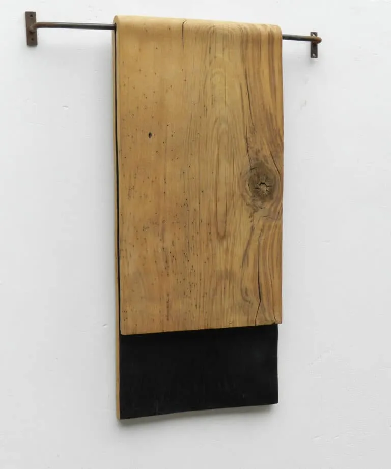 Leo Ferdinando Demetz Contrast II Kastanienholz, Farbe, Eisen 100 cm breit Unikat