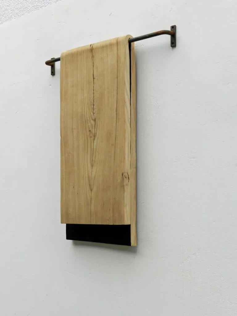 Leo Ferdinando Demetz Contrast I Kastanienholz, Farbe, Eisen 75 cm Unikat