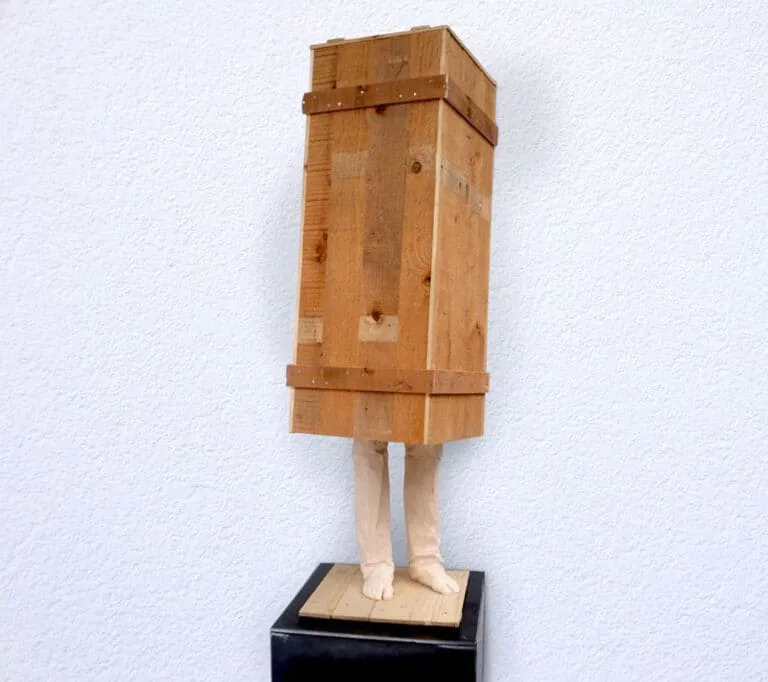 Leo Ferdinando Demetz Fragile Lindenholz, Holzkiste 80 cm Unikat