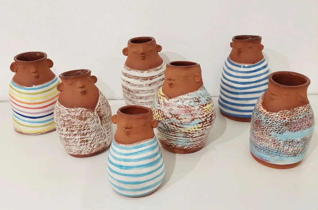 Eva Ronnevig Tonskulpturen, Vasen Ton, teilweise glasiert Höhe14-20 cm