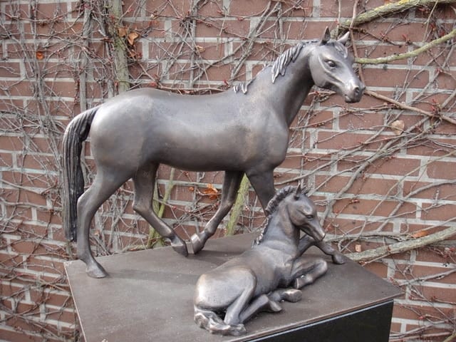 Lamché, Wolfgang Wolfgang Lamché Stute mit liegendem Fohlen Bronze patiniert Höhe ca. 32 cm, Breite ca. 38 cm Auflage 12 Exemplare