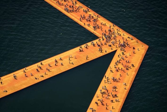Christo Christo & Jeanne-Claude, Wolfgang Volz The Floating Piers, Lago d’Iseo Original-Fotografie von Wolfgang Volz von beiden Künstlern handsigniert 70 x 107 cm 7 nummerierte Exemplare zzgl. E.A. WV 08, 2016