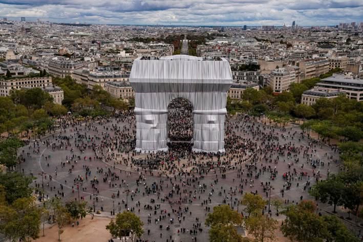 Christo Christo Paris Arc de Triomphe Original-Fotografie von Wolfgang Volz Motiv 11, 2021 von Wolfgang Volz handsigniert und nummeriert 100 x 150 cm 3 Exemplare zzgl. 2 A.P.