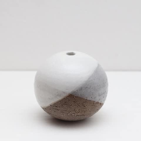 Ogura, Daisuke Daisuke Ogura Kugelvase - Schwarz-Weiß Glasierte Keramik, 2025 6 x 7 x 7 cm